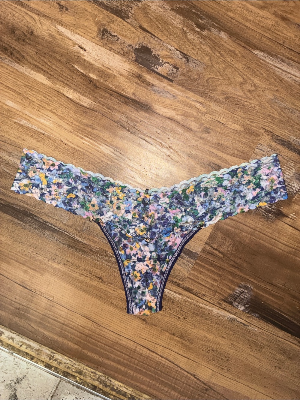 NWT Hanky Panky Signature Lace thong panties. Low rise. Confetti Print.One size